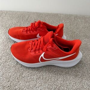 Nike Women’s Zoom sneakers orange size 7 LIKE NEW